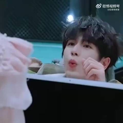 张凌赫这个微卷碎发真的很男大既视感诶