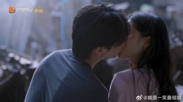 苗靖雨中告白,陈异按捺不住,第一次盖章酸涩的甜