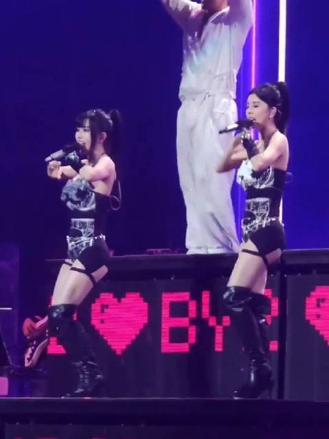 by2梅奔演唱会,妆造升级,两姐妹原来都是小短腿