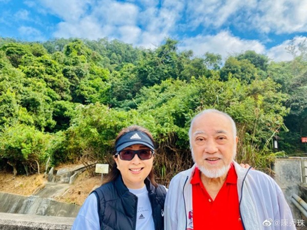 香港知名女星近照曝光,贵气依旧容貌逆龄,曾为爱退圈又未婚生子