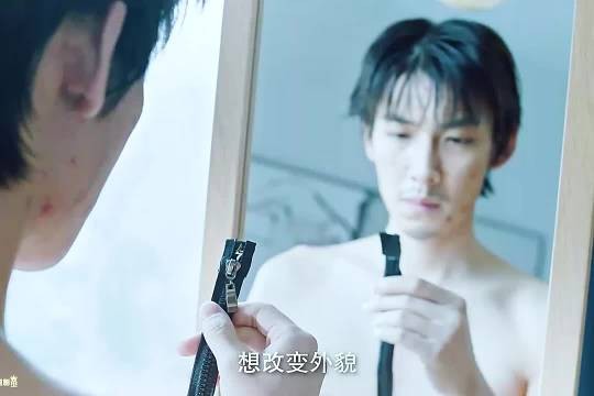 小伙拥有一条人皮拉链，可以变成任何想要的容貌！