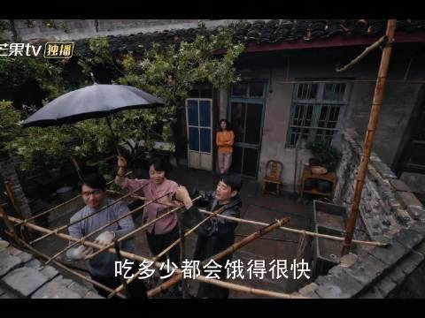 小巷人家：吃得不够，蛇瓜来凑！黄玲宋莹两家小院里种蛇瓜