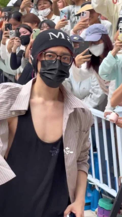 很难不注意到这个大胸肌