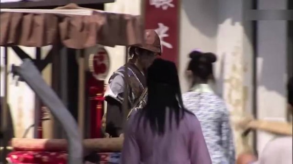不起眼的邋遢乞丐竟是绝顶功夫高手，一群锦衣卫齐上也敌不过他