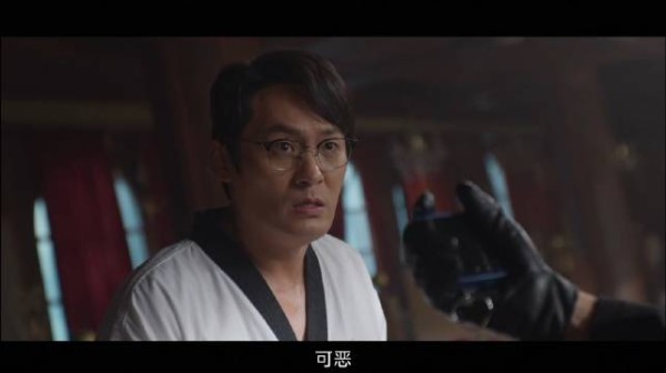 金汉秀默契配合失误，抢枪失败后飞奔逃走