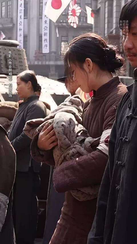 一边唾弃日军的残忍，一边替日军做事，又是谁的缩影