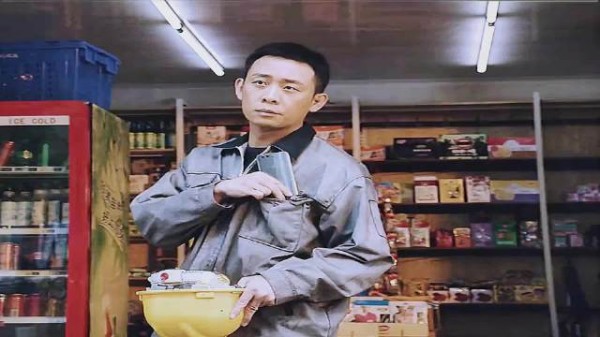 男人买水时无意间发现，眼前的几个小女孩有些异常