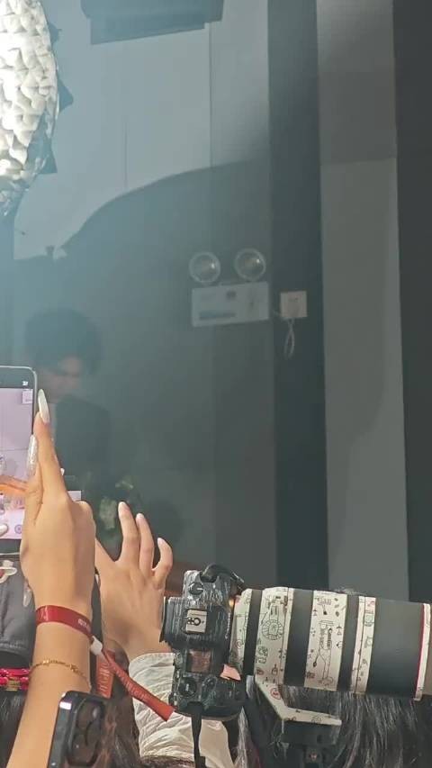 张凌赫怎么这么苏 全程十指相扣 我血糖快不行了