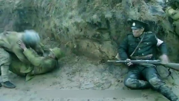 新兵第一次上战场便在战壕里装死
