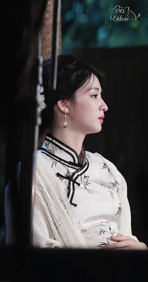 这一秒过火里任素素怀了慕容清风的孩子，带球跑，独自抚养孩子长大