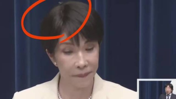 高市早苗记者会期间苍蝇落头上