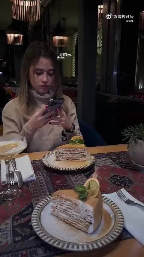 “当女朋友拍照时故意破坏蛋糕”