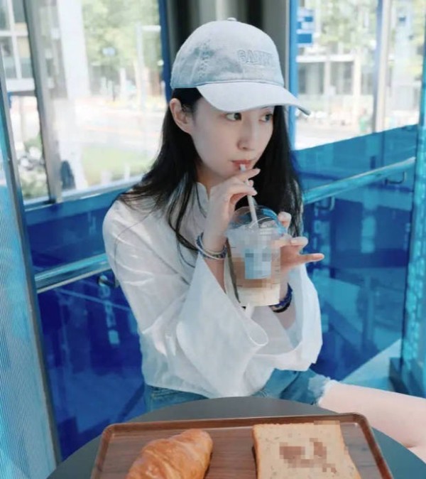 刘亦菲素颜戴鸭舌帽低调可爱。