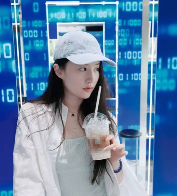 刘亦菲五官精致。