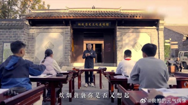 守住心中纯粹的追求，愿意走向群众，把动人的歌声带给每一个普通人