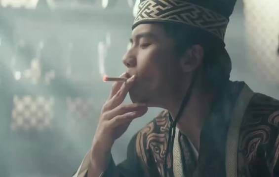 “皇帝仅凭下属一个动作，就认出他同样也是穿越者！” 岂有此理我兄弟是皇帝