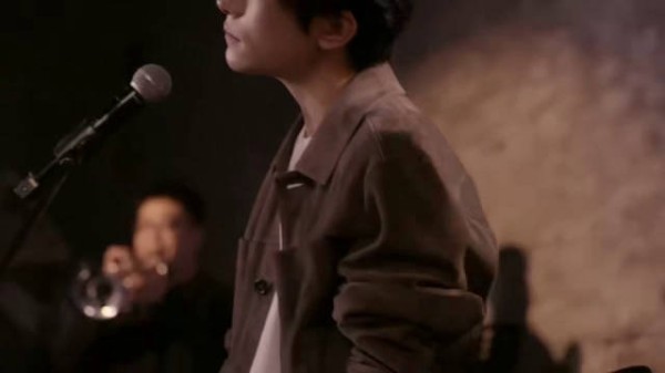 镜头角度错位，易烊千玺指尖装饰酷似美甲