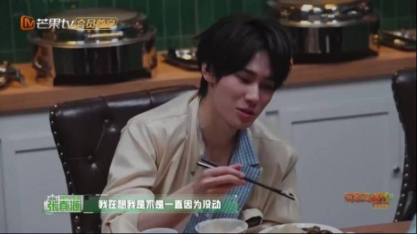 张真源被吓前笑嘻嘻，被吓后哭唧唧躲身后