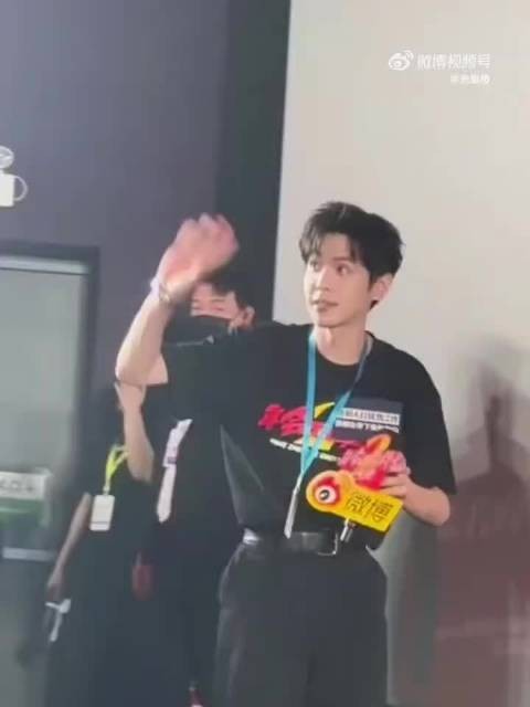 张若昀脚缠绷带出席年会不能停2首映礼