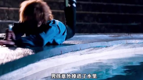 熊孩子落水眼看就要淹死，池子里的虎鲸破水救人