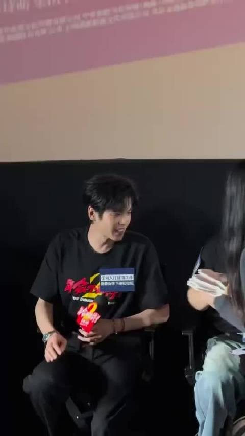 笑不活了，张若昀被真猴针对，吓得连连后退，连师傅都劝他别怕，太逗了！
