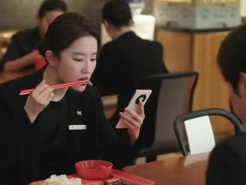 许红豆一顿午饭，就吃了两口藕！