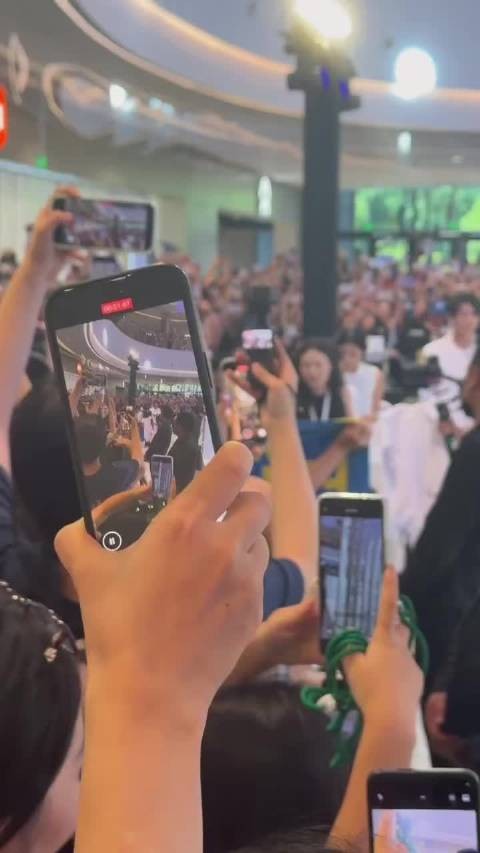 那就感受下入场的震撼吧 尖叫到保安大哥捂耳朵 /樊振东