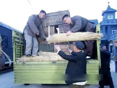轻飘飘的稻草里居然全是轻机枪