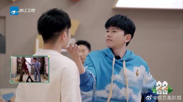 重现《喜剧之王》经典动作 张杰无实物壁咚王勉,这画面莫名的好嗑呢