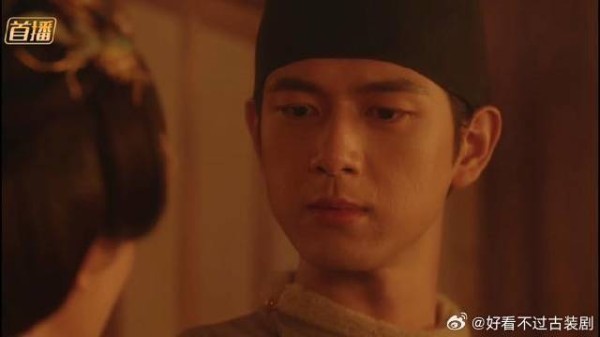 痴迷的看着爱人,你脸红了,暖房太热了!嗯!是吗?