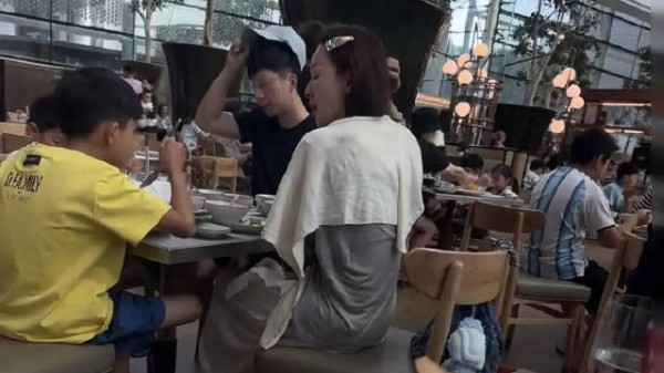 马龙夏露一家四口新加坡度假