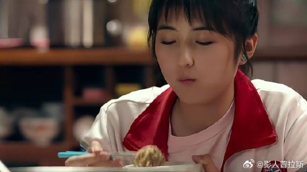 哥哥做了香菇炖粉条,一看就不好吃,妹妹竟吃光!