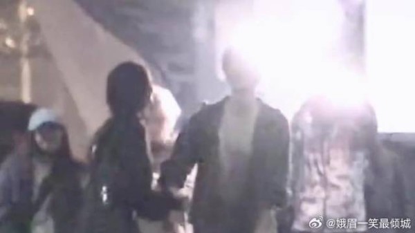 《耀眼》 李昀锐关晓彤拍《耀眼》剧宣视频了,牵手搂肩好甜啊,速速抬上来!