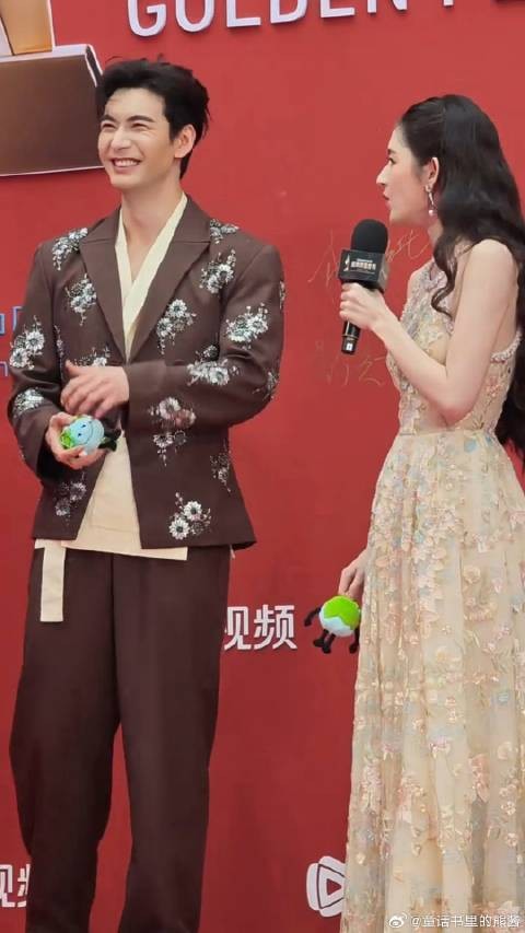 陈星旭王玉雯红毯即兴相声!神颜互动甜度超标!大片直拍更养眼!