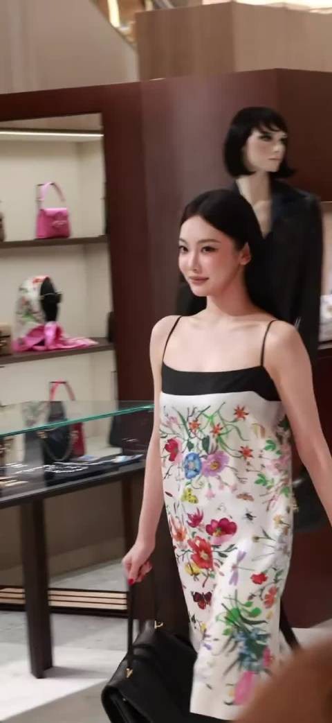 宁艺卓 for Gucci 今日首尔线下活动look,黑长直造型身穿花卉吊带裙