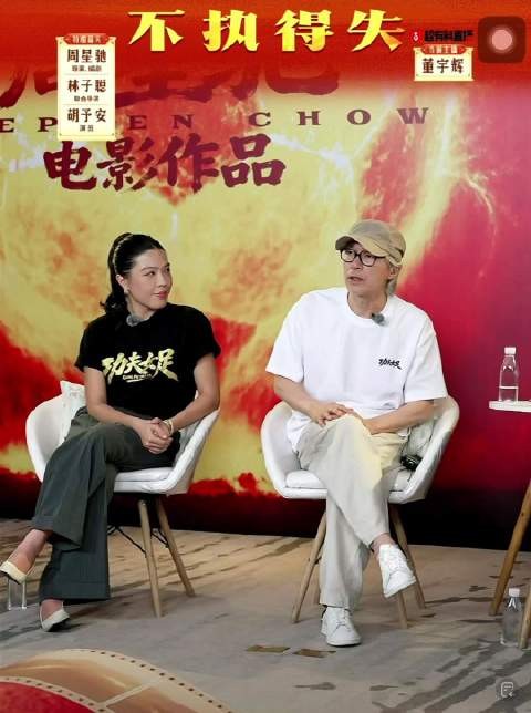 周星驰车窗内偷偷和影迷挥手,称粉丝像家人