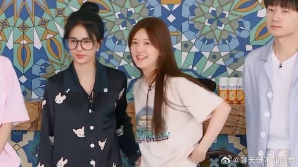 同样是纯素颜出镜 本以为白鹿够绝下秒赵露思突然出现，这才明白是我肤浅了