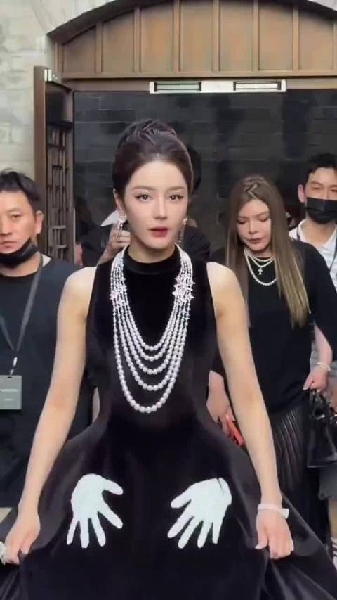 迪丽热巴美神降临
