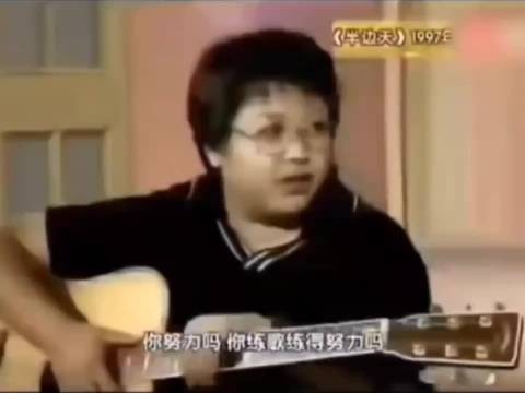 院里人：可不是嘛，每天睁开眼，经常早上八点到晚上五点都要听她唱