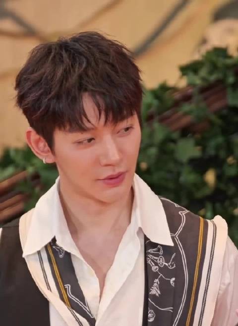 邓为亮相花儿与少年8见面会,颜值身材仪态俱佳