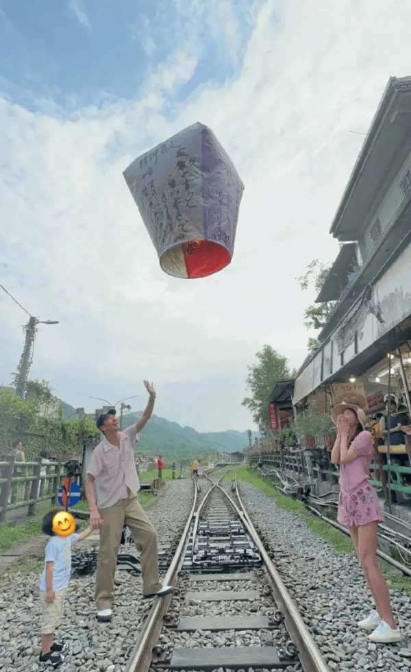 林志玲两年前铁轨放天灯遭举报 经纪人表态愿意配合缴纳罚金