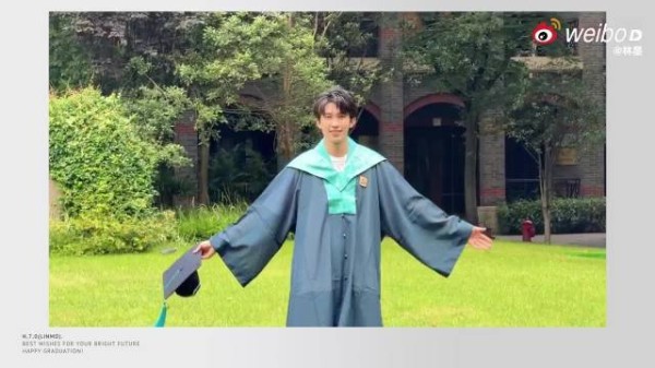 林墨晒上戏毕业证学士服亮相