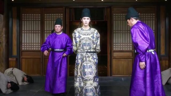 陈哲远打磨体态细节，帝王步战神步各有韵味