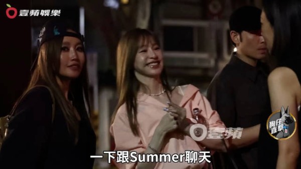 萧敬腾夫妇A-Lin王心凌聚餐续摊,心凌喝嗨坐A-Lin大腿