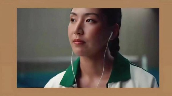 王欣瑜与欧阳娜娜一起打网球 网球场上的两位美女,看起来就是养眼