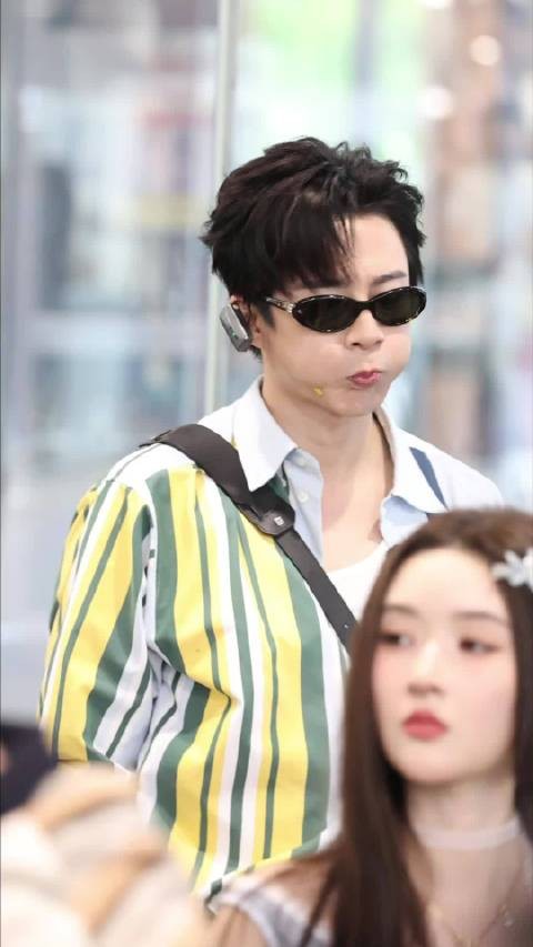 发现一个嘟嘴的帅宁哈哈哈哈哈哈