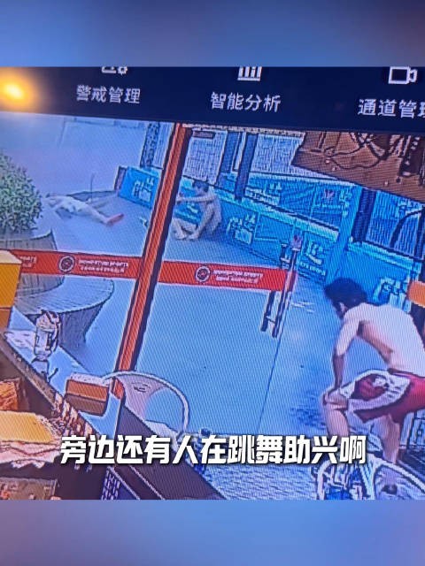 送伞滑倒二人接连摔倒，屋内狂笑名场面笑点密集