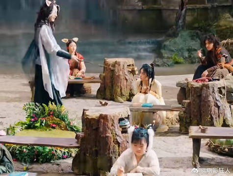 谭松韵模仿猪神情挺像啊破涕为笑