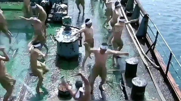 小女孩看到鬼子在船上训练,竟凭借一招将其全部团灭 《举起手来!》