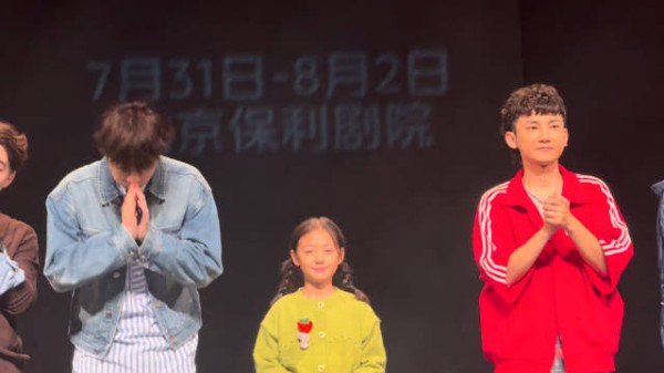 看似把狗宠坏了但是狗还是很听话